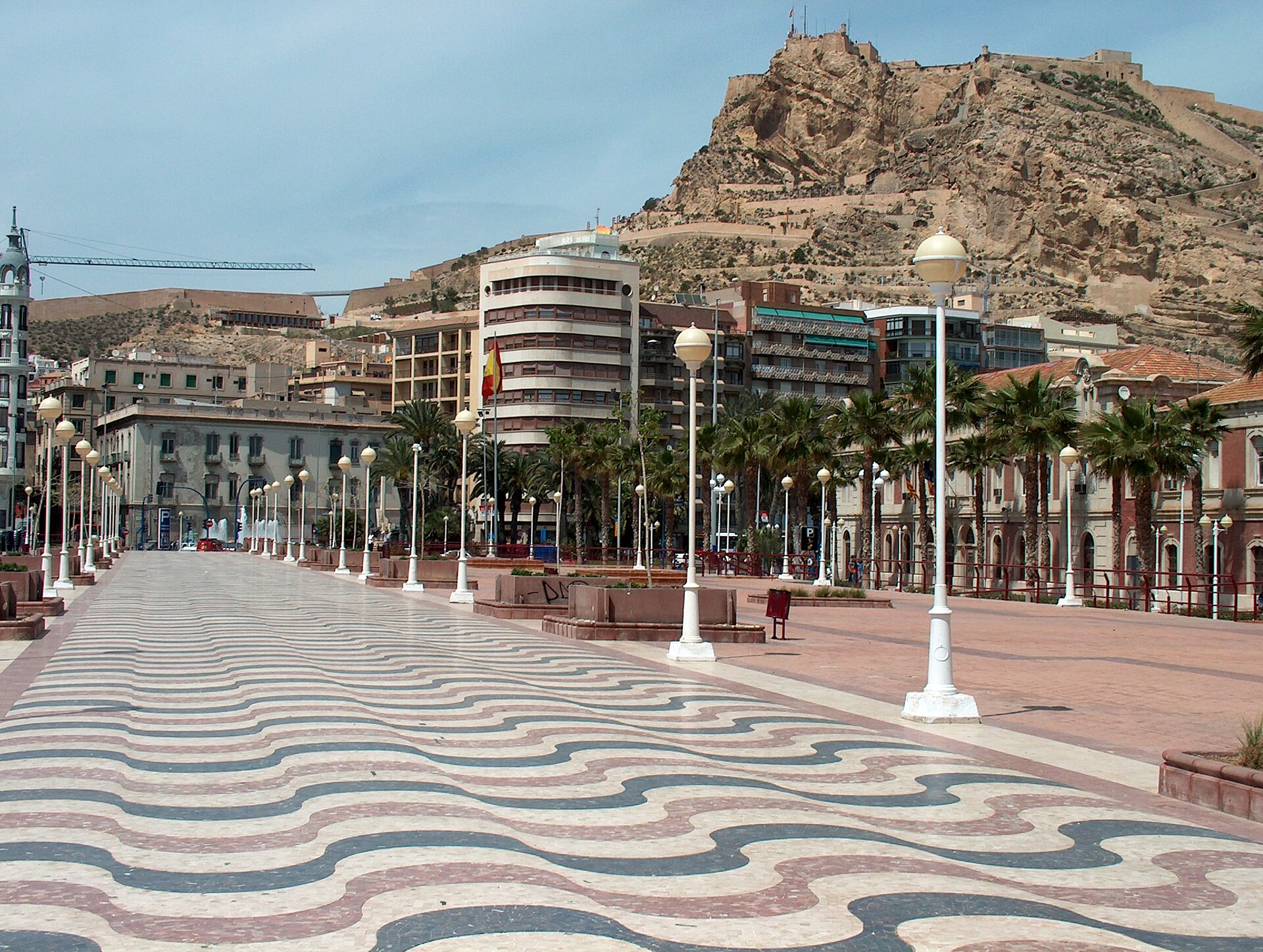 Strandpromenaden Explanada de España i Alicante med palmer